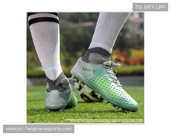 高帮足球鞋球星穿搭大赏,经典与创新交织的运动时尚之选 高帮足球鞋球星穿搭大赏,经典与创新交织的运动时尚之选